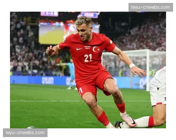 瞬间特写：点球罚失后，布莱顿前锋昂首向主场球迷鼓掌致意。