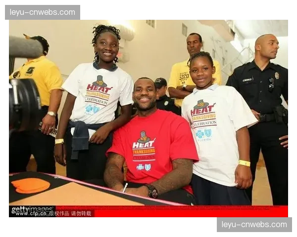 球迷花絮：一位身穿韦德球衣的热火小球迷成功与偶像完成中场互动