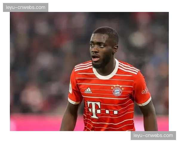 安联球场瞬间：拜仁后卫于帕梅卡诺在区域防守与盯人切换时沟通失误致丢球